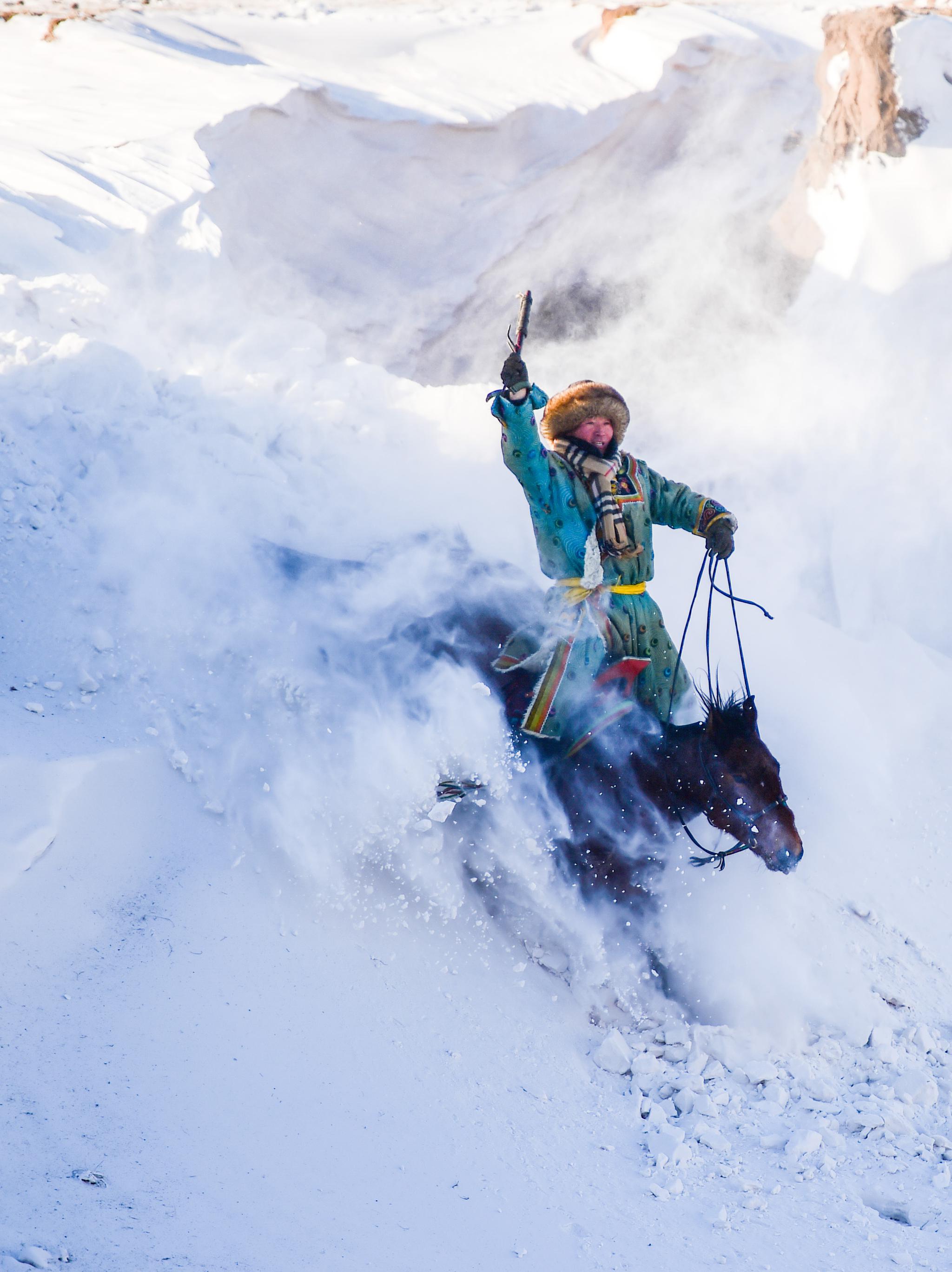 2018年1月18日,内蒙古锡林浩特市的牧民骑马驰骋在雪原上.