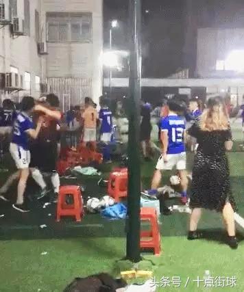 这就是中国足球!常州业余比赛现疯狂群殴,身旁