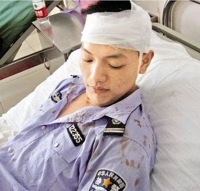 警察献血疼成表情包