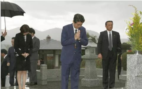  1月6日，安倍晋三在家乡山口县为父亲扫墓。（日本《产经新闻》网站）