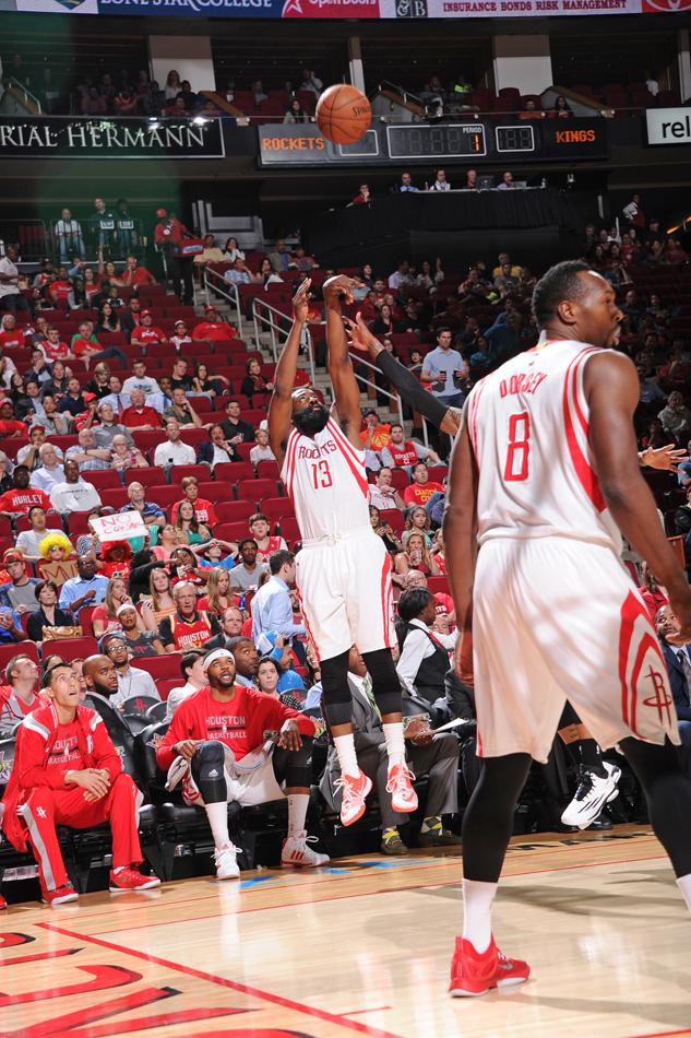 哈登51 8 6 3三分球9投8中,火箭115-111战胜国王,历史上的今天