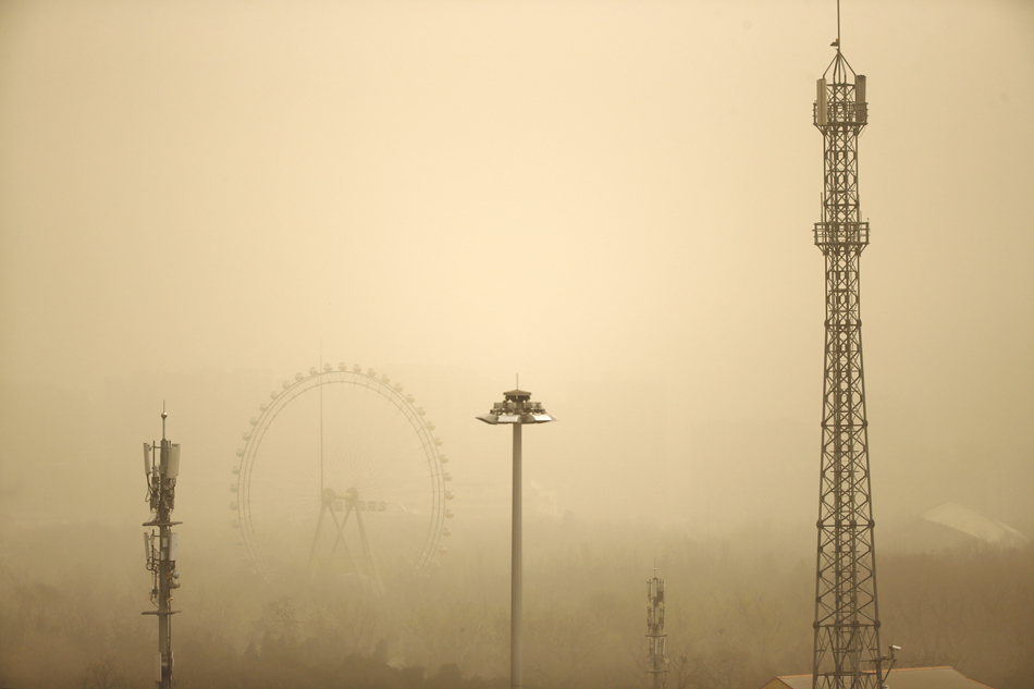 直击北方遇沙尘黄沙漫天北京定陵pm10浓度超3000