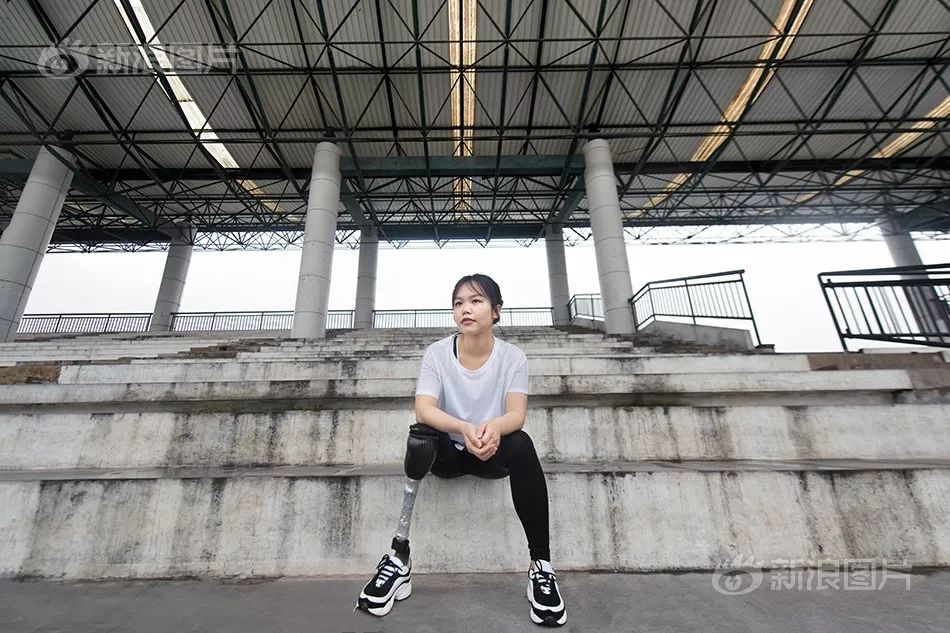 周末故事自信女孩卸下伪装露出假肢没有腿照样可以穿短裤