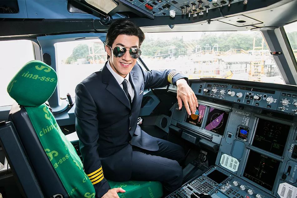 李治廷圆机长梦 制服墨镜体验飞机驾驶