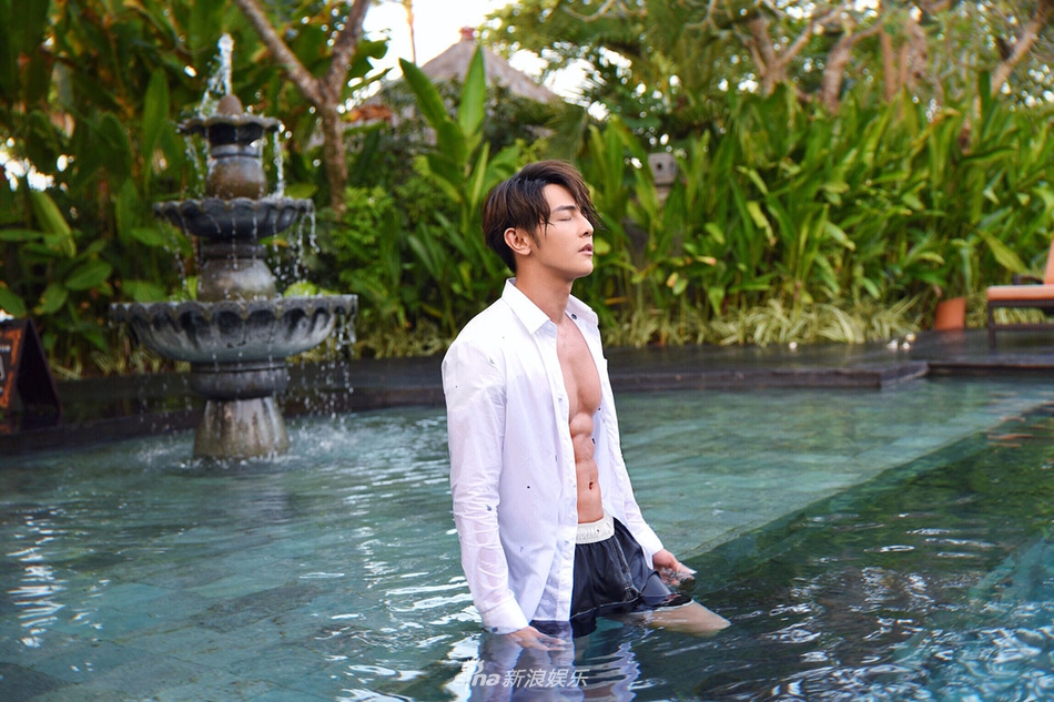 汪东城泳池写真秀诱人巧克力腹肌 荷尔蒙爆棚