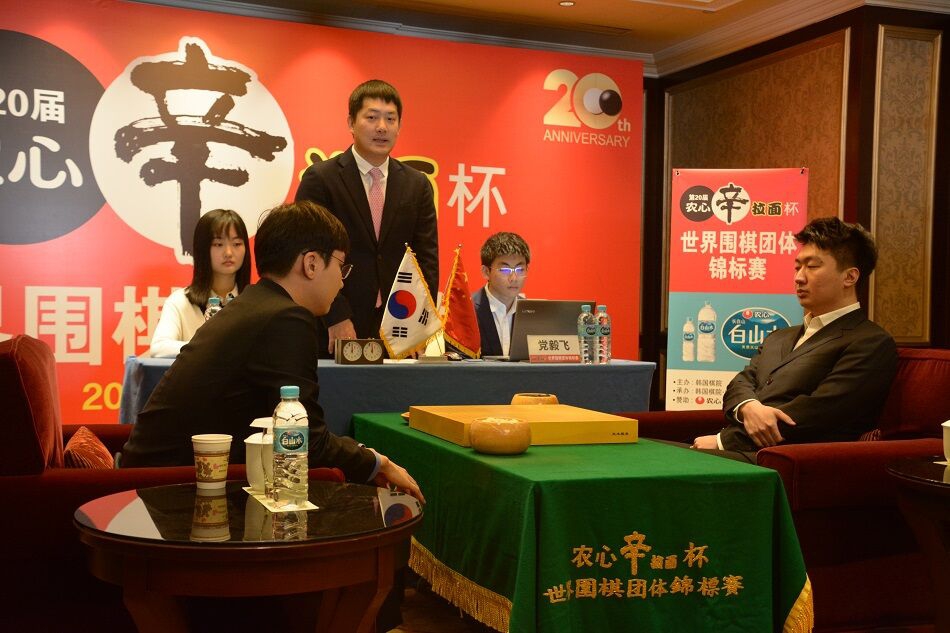 朴廷桓对弈党毅飞(右)。
