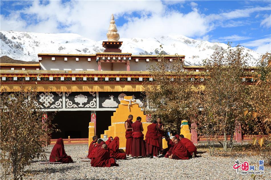 位于左贡县雪山下的田妥寺,僧人在此辨经.