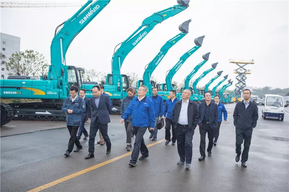 11月13日上午,长沙市轨道交通集团有限公司党委书记,董事长刘义山带队