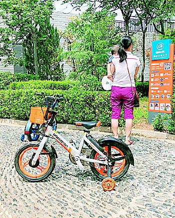 生活日报7月13日讯 近日,不少市民发现,小区里多了个叫"单车侠"的共享