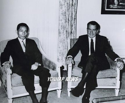 1969年，朴正熙与尼克松举行会谈。（韩联社）