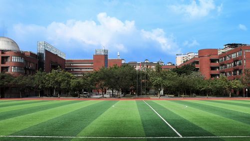 成都市玉林中学建校于1988年,坐落于大专院校,科研单位,高新产业集中