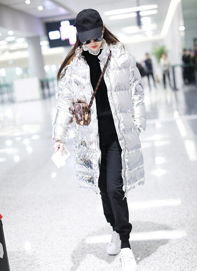 唐嫣现身上海机场,一身银色羽绒服超亮眼!