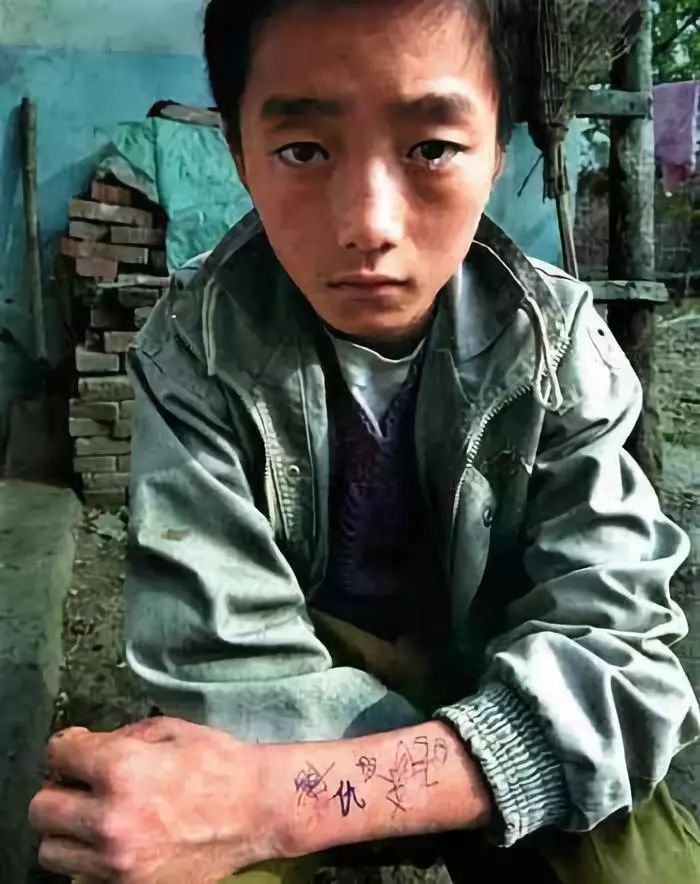 英雄可以战死,却不该被人遗忘|卢广|艾滋病|毒品_新浪新闻