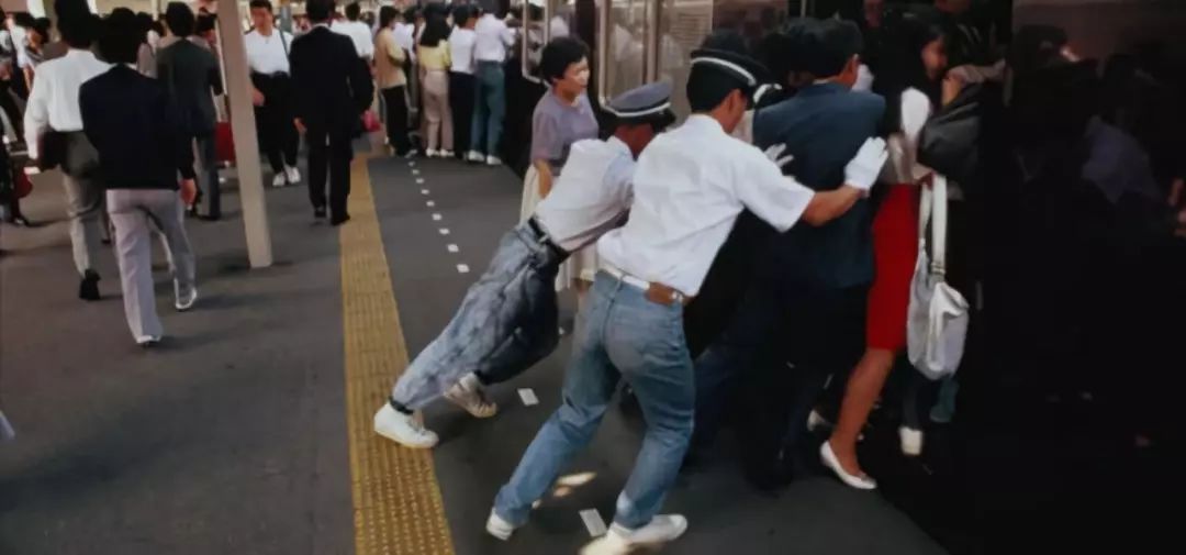 春运挤来看日本魔鬼地铁简直突破想象