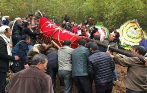 另类的孝顺:老父亲去世 花大钱哭丧却不伤心