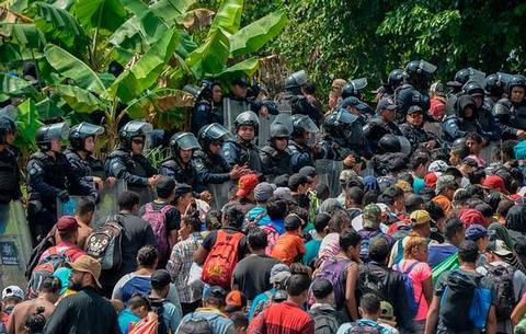  数百名墨西哥警察严阵以待，防范大批移民。（图源：Getty）