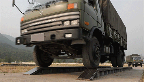 海军汽车兵比武现场堪比速度与激情