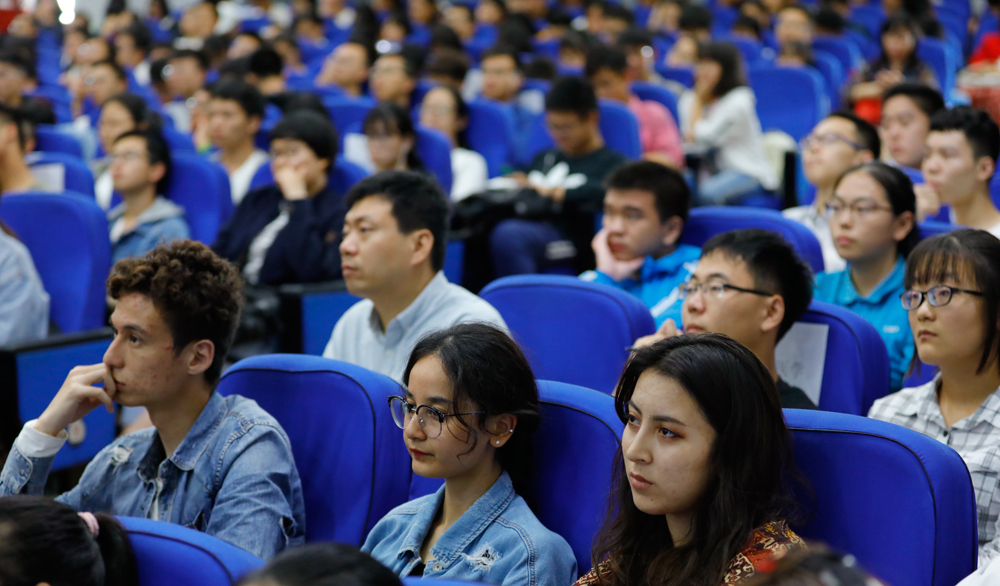 校党委书记王建国为2018级本科新生讲授形势