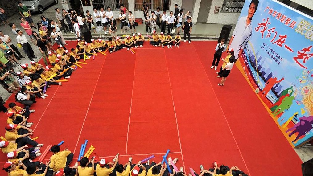 ▲2009年7月，张敬轩走进广州的一所工读学校，与学生一起面对面开展活动。图片来源：视觉中国   