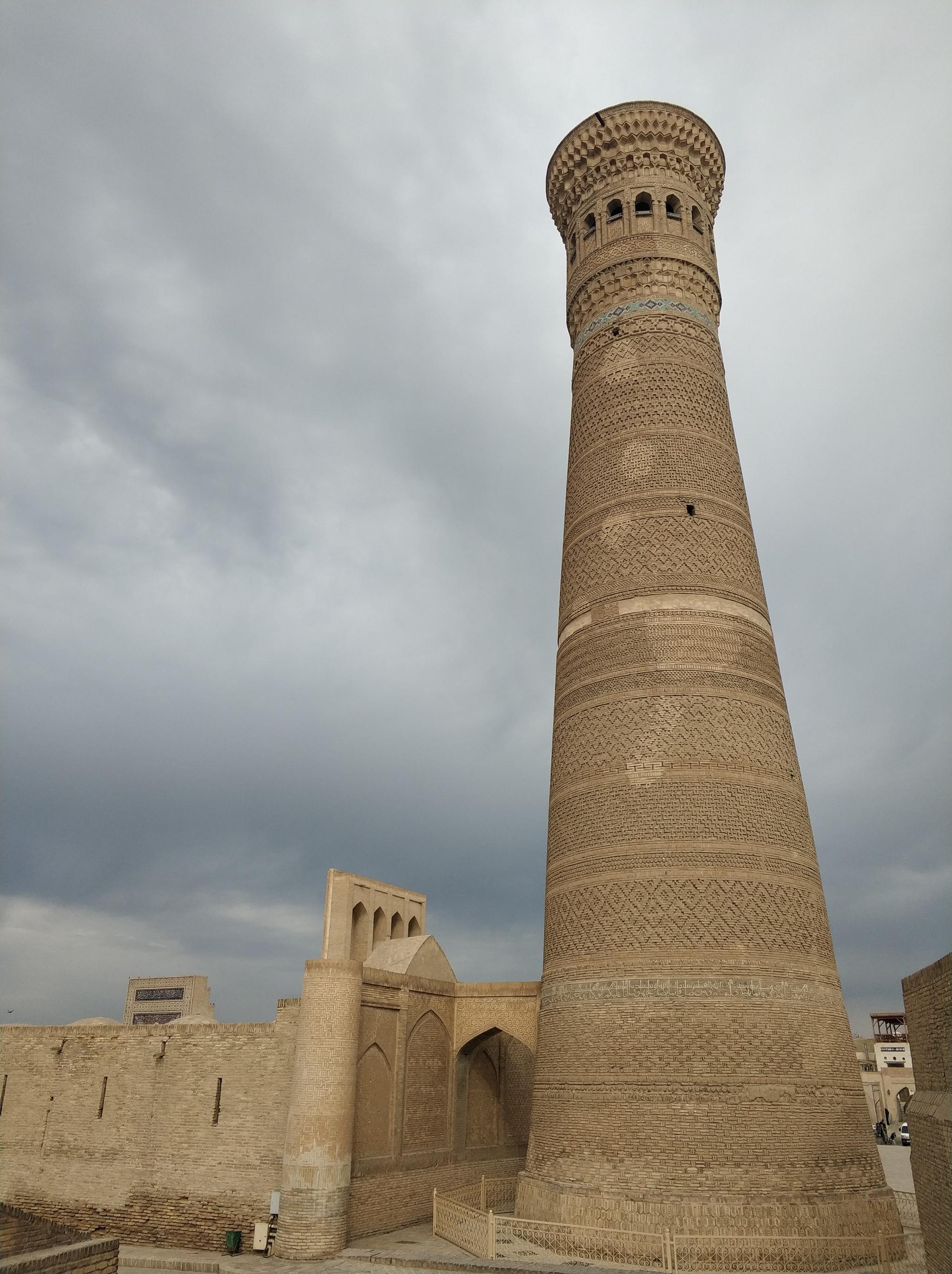 就到了这座城市的象征——喀龙宣礼塔(kalon minaret),喀龙清真寺周围