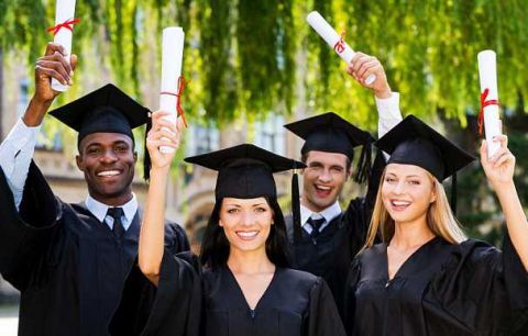 国外大学生被提醒不要在网上分享毕业照 以防止骗子制作假文凭