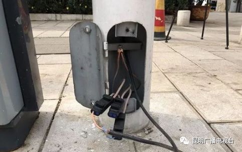 端子改造是在原有的路灯设施基础上,在电缆接头处加装防漏电连接器