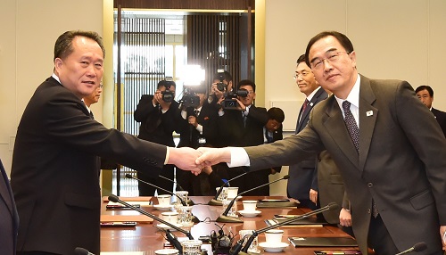 2018年10月15日，韩国统一部长官赵明均（前右）和朝鲜祖国和平统一委员会委员长李善权（前左）在板门店韩方一侧“和平之家”举行高级别会谈。 新华社发