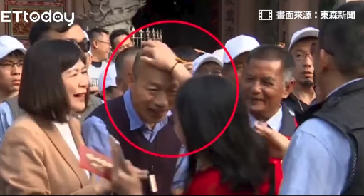 韩国瑜被热情女粉摸头（图源：东森新闻网）