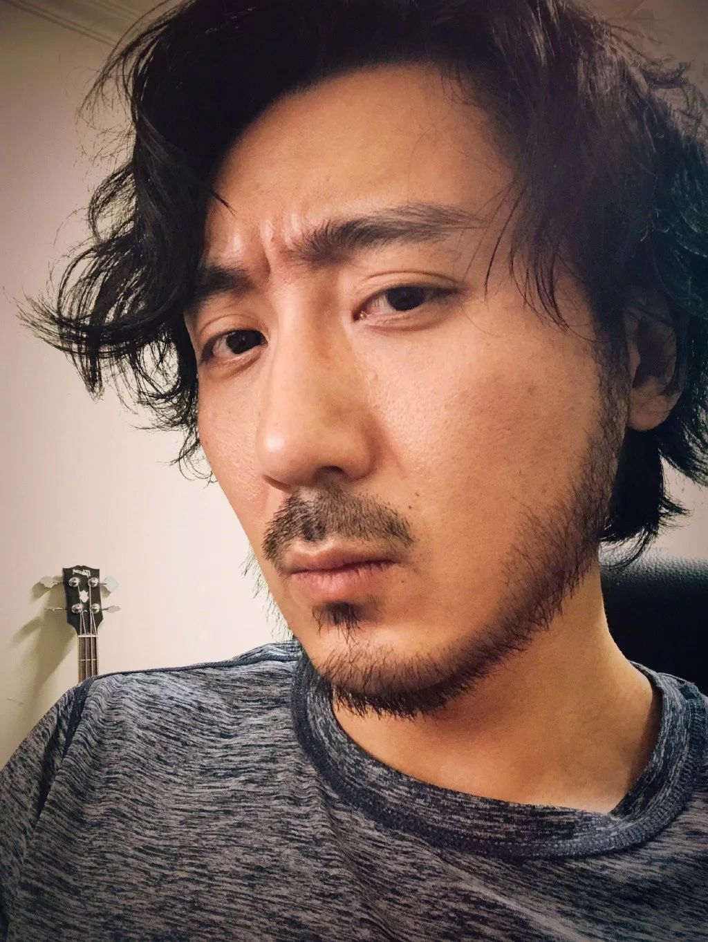 姜思达不用说啦,就是奇葩说那个,他是gay这个应该全网都知道了,不知道