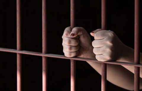 服刑母亲想把孩子带进监狱抚养 家庭不和爆发了