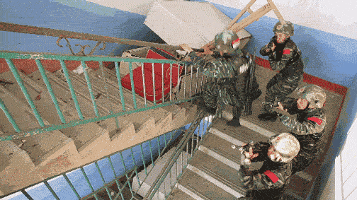 负重奔袭一组动图带你感受武警魔鬼周极限训练