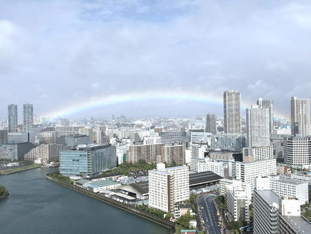 當天早上開始東京一直下著大雨,在下午即位儀式將要開始前,雨逐漸變小