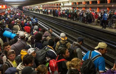中美洲移民大军再壮大 乘专列向美墨边境挺进