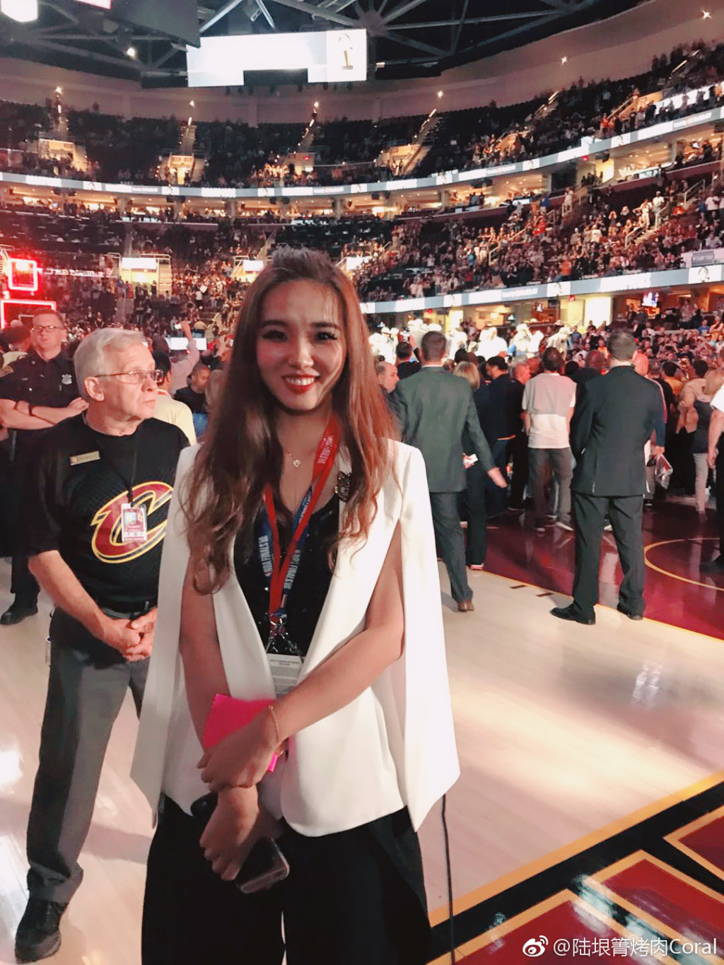 前方nba女记者coral晒和小熊&杰伦-布朗合照