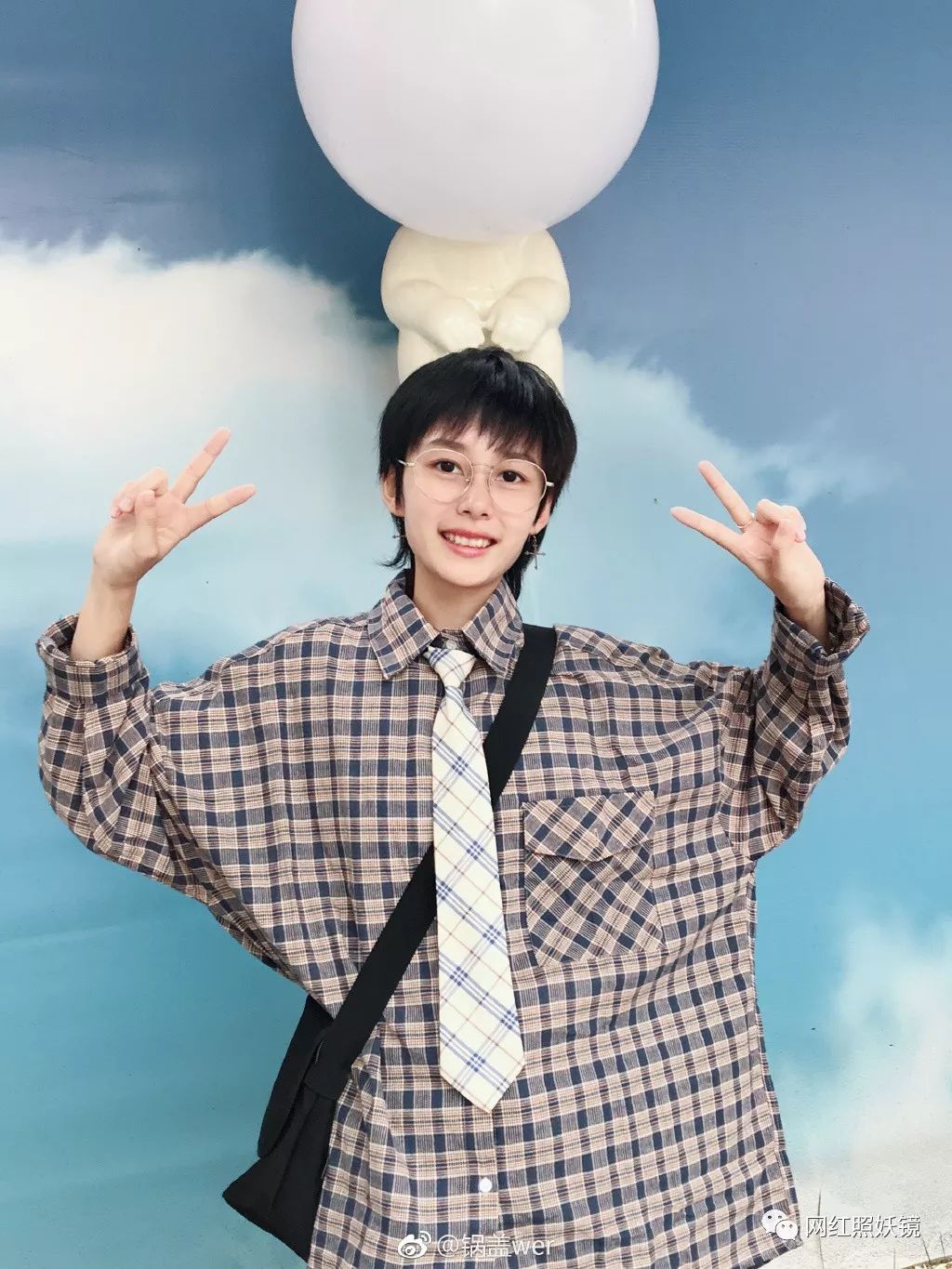 papi酱斥巨资捧到1000w粉的96年网红,emmm.