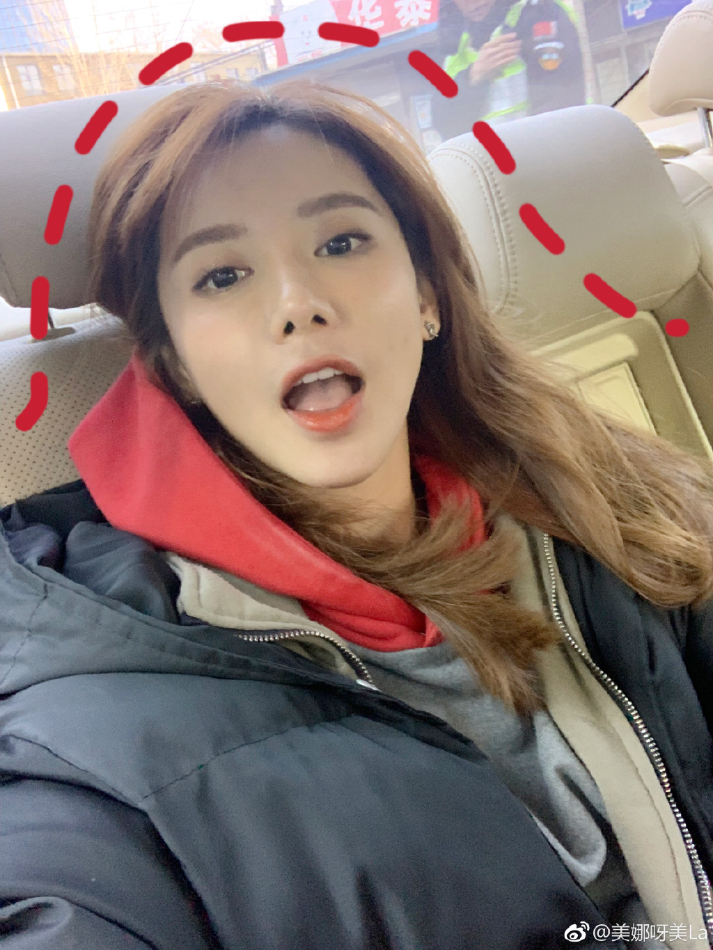 湖人加时拿下雷霆 赛后女主播美娜晒乐开花照片