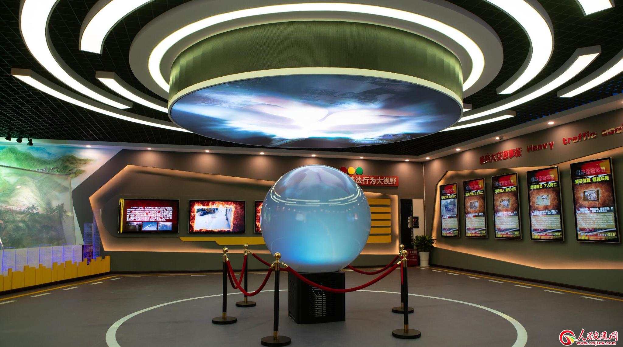 这是一个面向全社会进行道路交通安全宣传教育的开放式公益型展厅