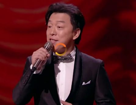 黄渤开场脱口秀;魏大勋喂鹿晗吃面包;迪丽热巴耳环掉了