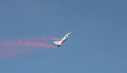 歼10进行眼镜蛇机动