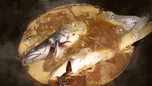 【鱼小妹探店】坐农家大炕,吃铁锅炖鱼糊饼子,这么接地气的东北乡村风