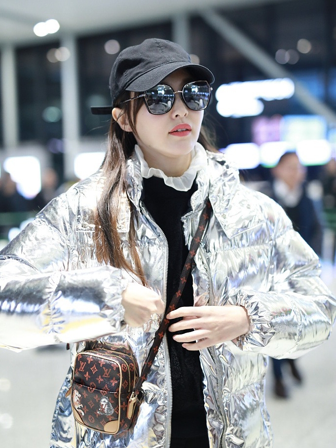 唐嫣现身上海机场,一身银色羽绒服超亮眼!