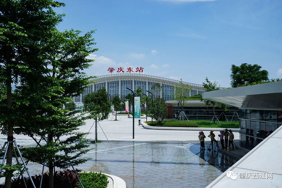 站前广场位于城际鼎湖东站东侧,占地面积约41000平方米,总建筑面积约