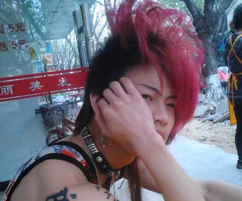 中国杀马特教父头发越来越短如今生活的怎么样了