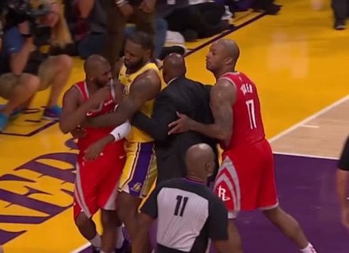 火箭湖人冲突詹皇却成场上主角 与对手称兄道