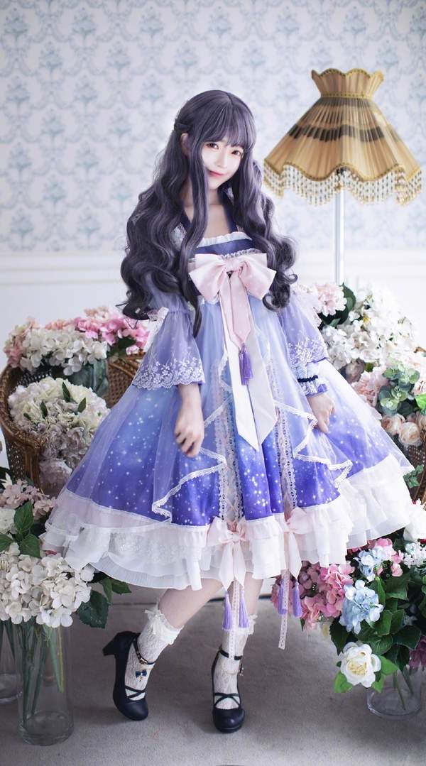 照了,这次小姐姐似乎是cos《魔卡少女樱》中的"知事",一身可爱萝莉装