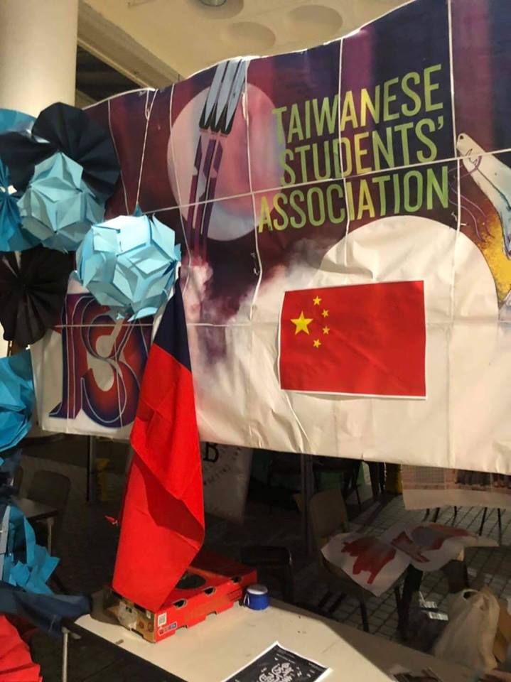  港科大“台湾学生会”摊位被挂上五星红旗（Facebook截图）
