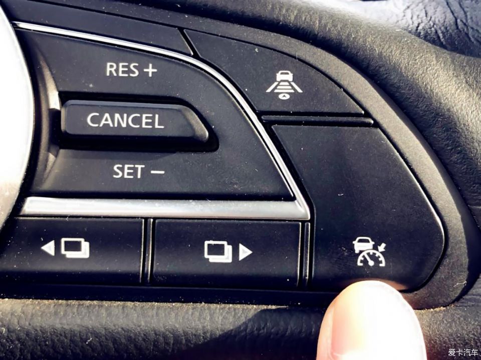 自适应巡航的开启/关闭按键.