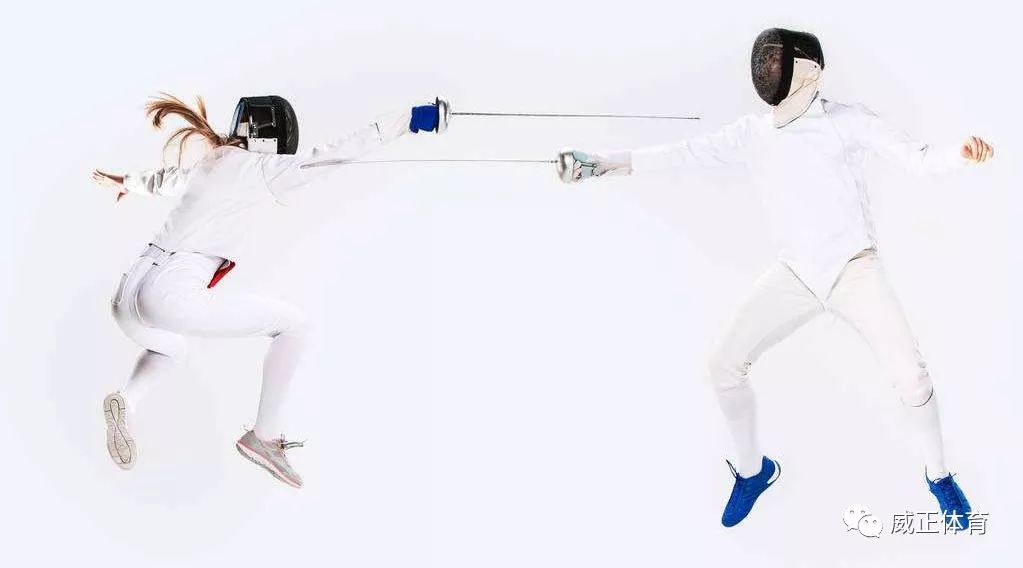 在击剑场上以一手持剑互相刺击,被先击中身体有效部位的一方,为被击中