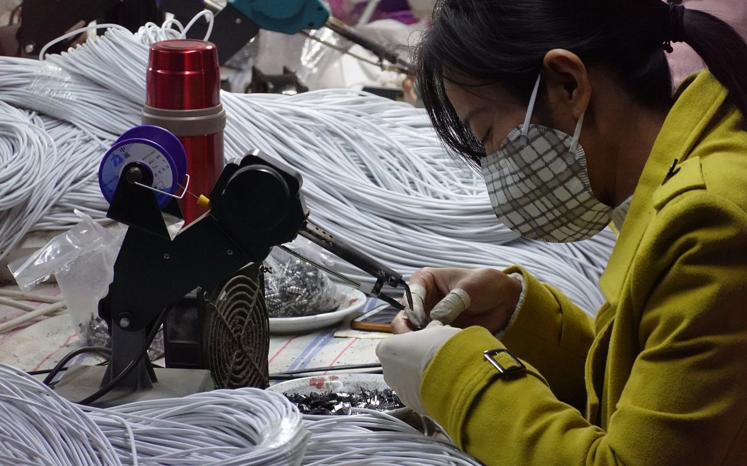 乡村里的陪读妈妈们团聚的背后是一分钱的计件工资