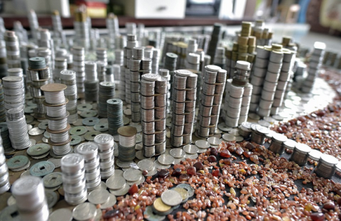 男子不停收集50000枚硬币,闭关一个月成品让记者蜂拥而至!